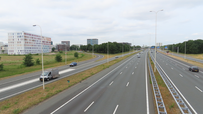 915027 Gezicht over de A28 vanaf de fietsbrug Oostbroek in de Bunnikseweg te De Bilt, naar het westen, met links de ...